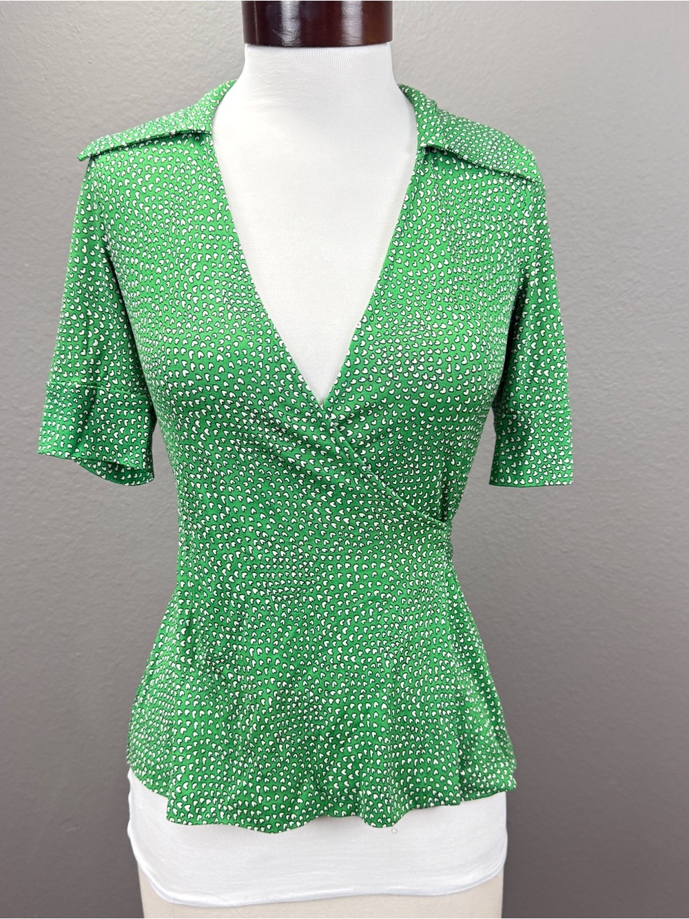 Diane von Furstenberg Vintage Justin Wrap Top Green Hearts Print Silk Sz 4